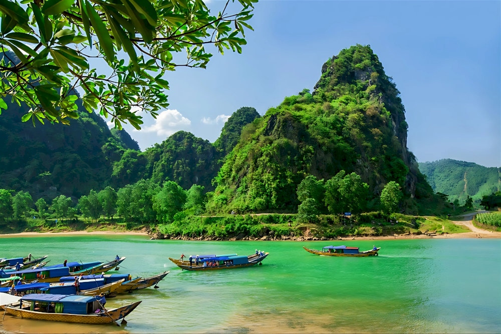 The fishing village by the Son River preserves the simple, friendly rhythm of mountain life